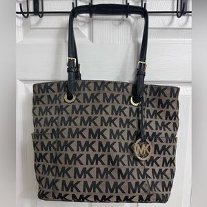 MICHAEL KORS Signature Print Jet Set Shoulder Tote